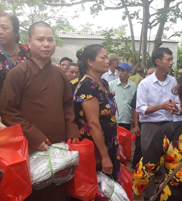 Trao quà động viên các thân nhân liệt sĩ ở xã Sơn Thủy